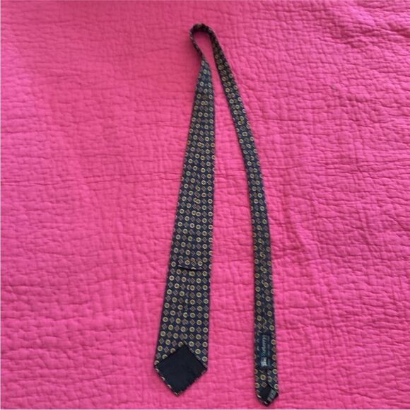 Burberry 100% silk Elegant Patterned Tie - Picture 5 of 5
